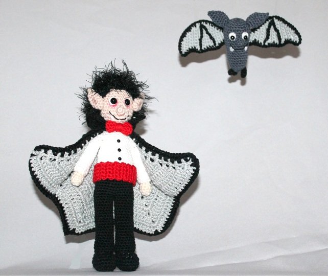 Crochet Vampire Valdimir with Bat Flin – Pattern in English & German