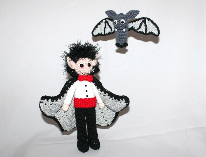 Crochet Vampire Valdimir with Bat Flin – Pattern in English & German