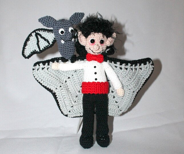 Vampir Valdimir mit Fledermaus Flin häkeln – auf Deutsch & Englisch