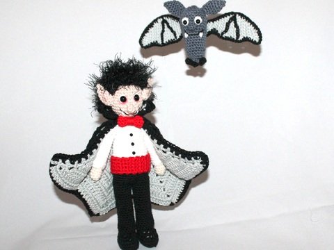 Vampir Valdimir mit Fledermaus Flin häkeln – auf Deutsch & Englisch