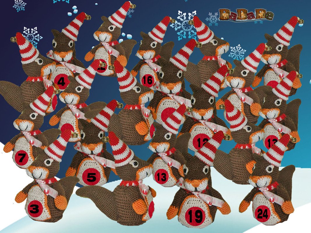Gehäkelte Eichhörnchen-Adventskalender-Täschchen mit rot-weißen Mützen und nummerierten roten Kreisen
