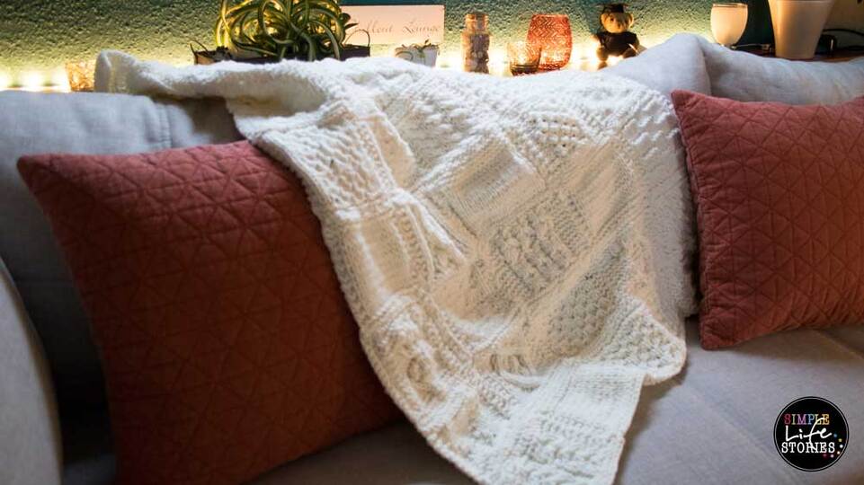 Strickanleitung Karo mit Reismuster für eine Sofadecke