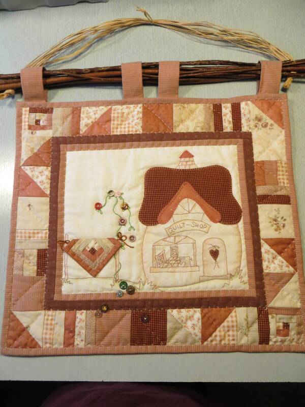 Rustikaler Patchwork-Wandbehang mit appliziertem Hausmotiv und Knopfverzierung