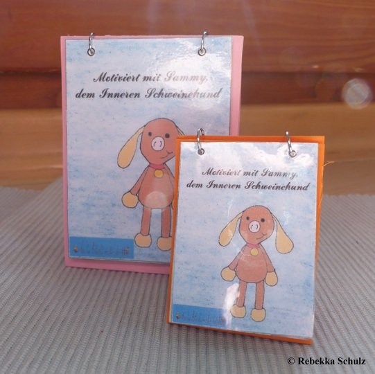 Sammy, der Innere Schweinehund - mit zwei verschiedenen Schreibtischaufstellern