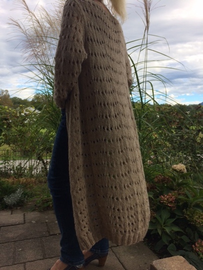 Lässige Longjacke mit raffiniertem Lochmuster Größe 36/38 und 40/42