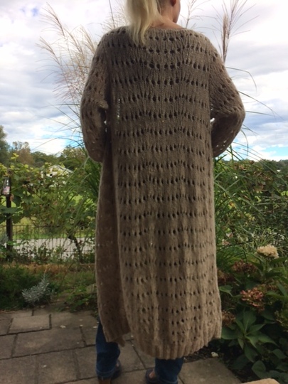 Lässige Longjacke mit raffiniertem Lochmuster Größe 36/38 und 40/42