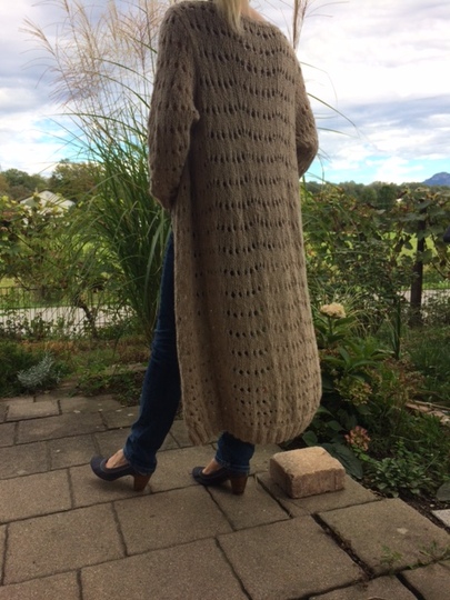 Lässige Longjacke mit raffiniertem Lochmuster Größe 36/38 und 40/42