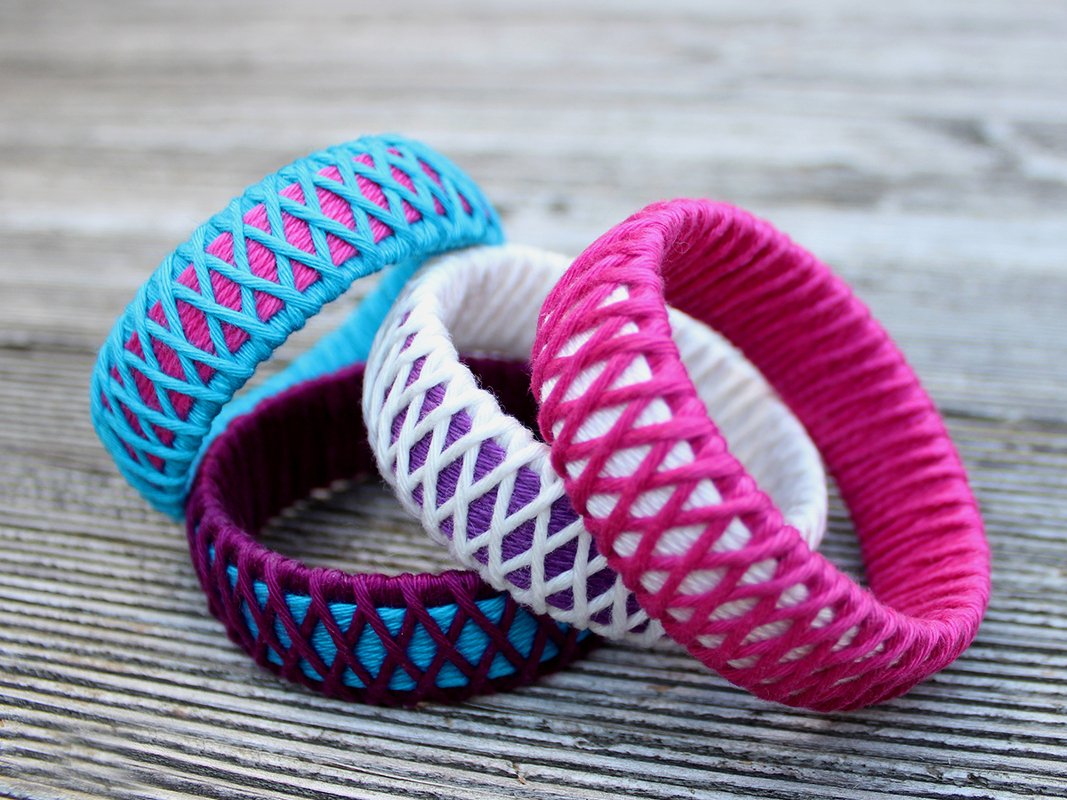 Armreif basteln - moderner Armschmuck aus PET-Flaschen und Garn - Modell "Criss-Cross"