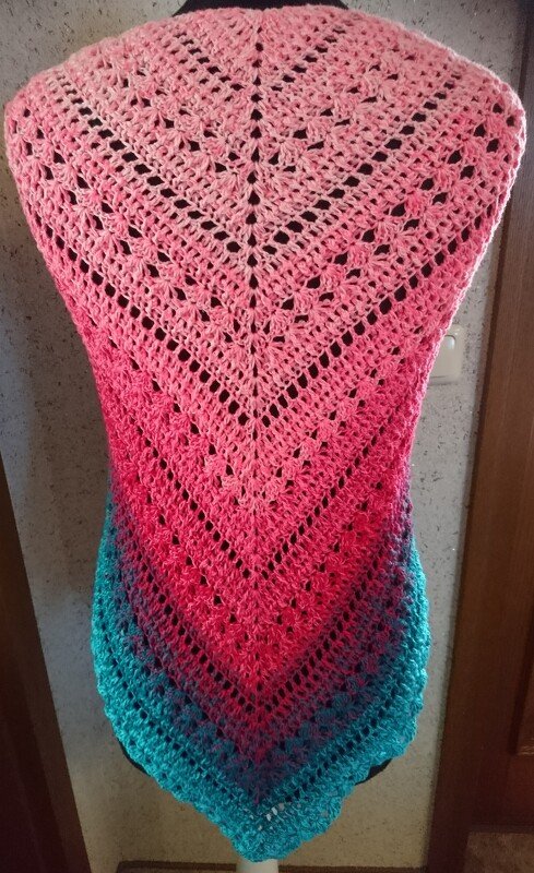 Gehäkeltes Dreieckstuch mit Farbverlauf von Rosa zu Türkis und Muschelmuster