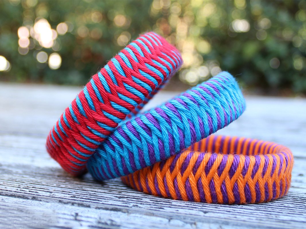 Armreif basteln - trendy Armschmuck aus PET-Flaschen und Wolle - Modell "Fischgrät"