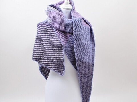 Asymmetrischer Schal mit Streifen