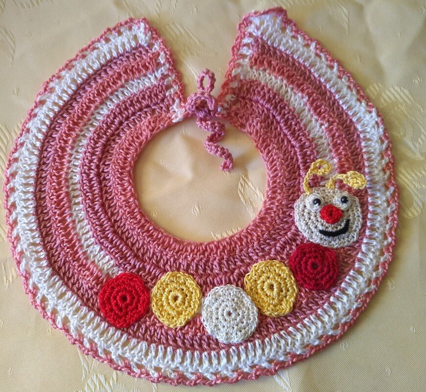 Gehäkeltes Baby-Lätzchen in Rosa und Weiß mit Streifen, gehäkeltem Tiergesicht und bunten Kreis-Applikationen