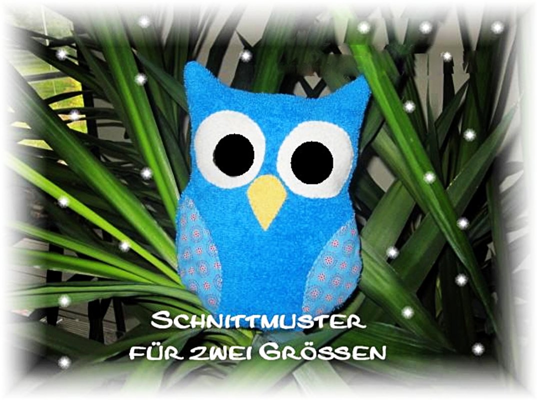 Blaues Eulen-Kuscheltier aus Stoff mit großen weißen Augen und gelbem Schnabel vor grünen Pflanzen, Text 'Schnittmuster für zwei Größen'.