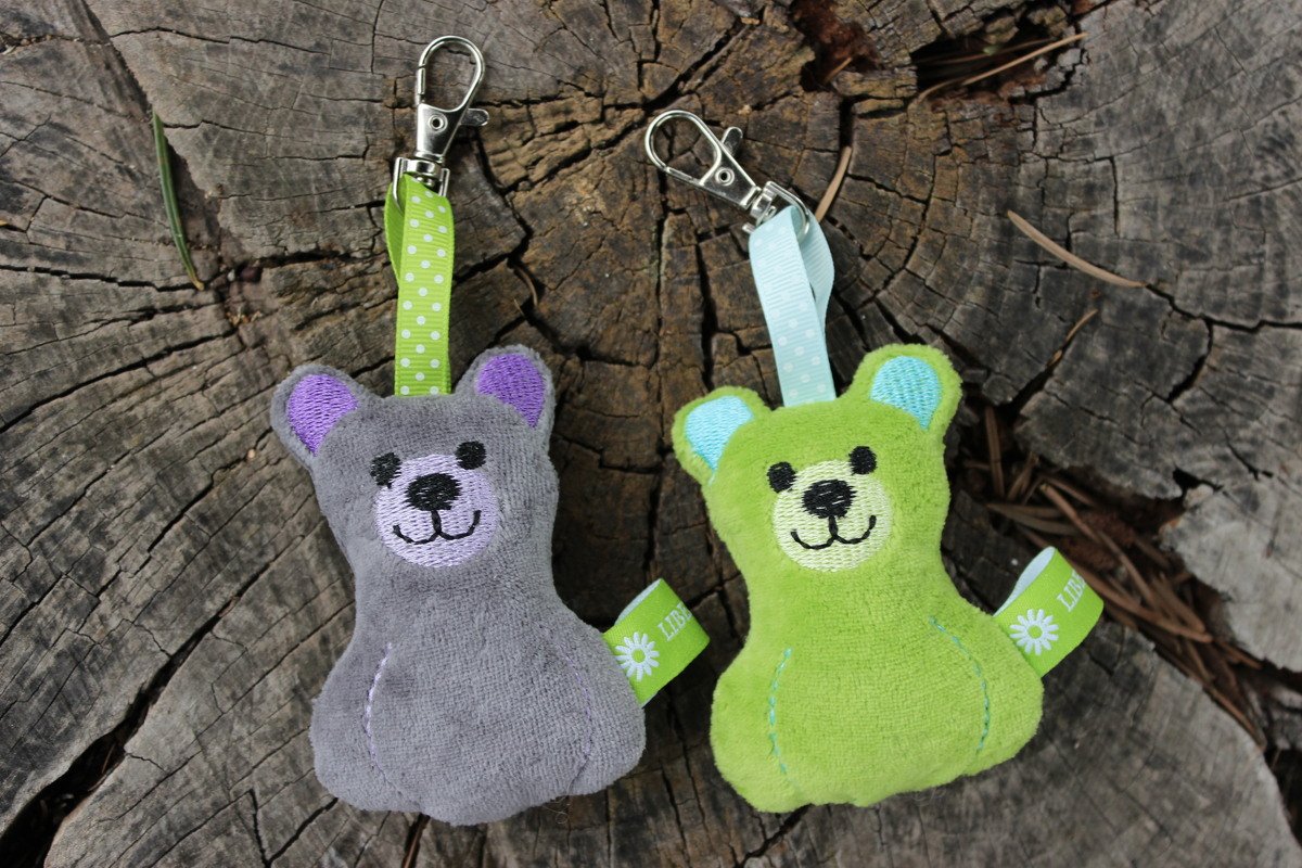 Zwei ITH-Teddy-Schlüsselanhänger mit Schlaufenband und Metallkarabinern