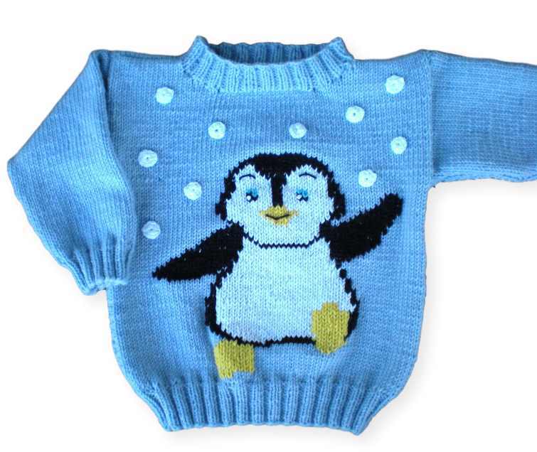 Hellblauer gestrickter Kinderpullover mit schwarzem und weißem Pinguinmotiv und weißen Punkten