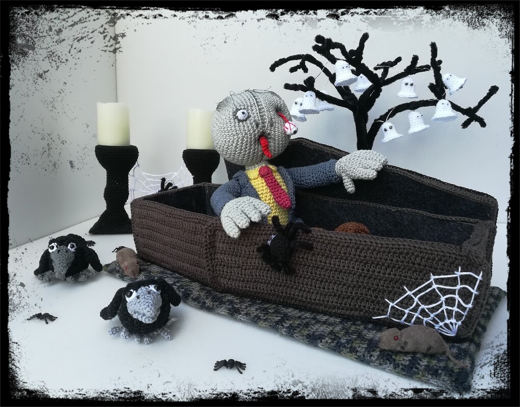 Trick or Treat - Zombie Waldemar with coffin - crochet pattern - Image 2