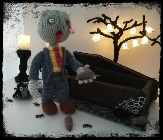 Trick or Treat - Zombie Waldemar with coffin - crochet pattern