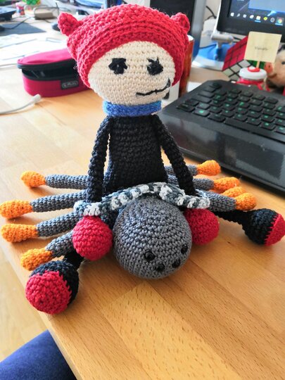 Spinne Stoffl mit Leine