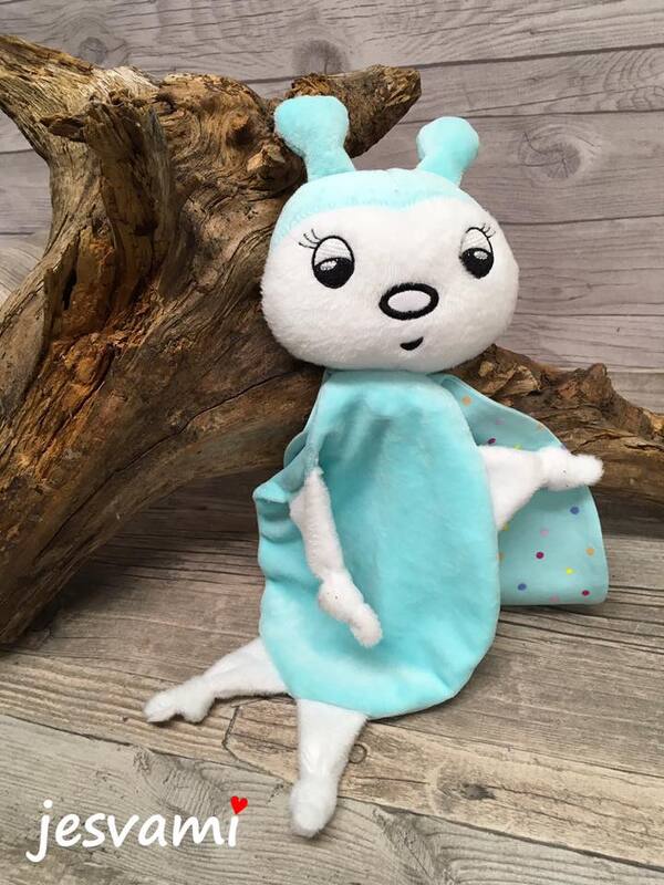 pastelltürkises Schmusetuch mit gesticktem Tiergesicht, Antennen und gepunkteter Rückseite