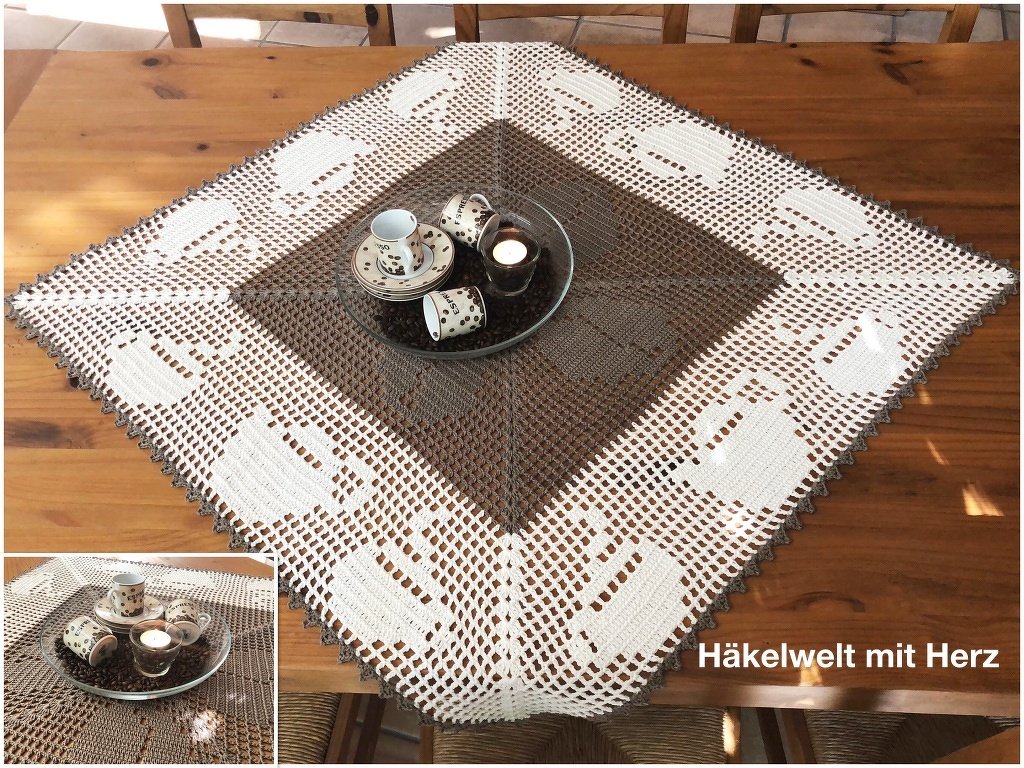 Quadratisches Filet-Häkeldeckchen mit Tassenrand und braunem Mittelteil auf Holztisch