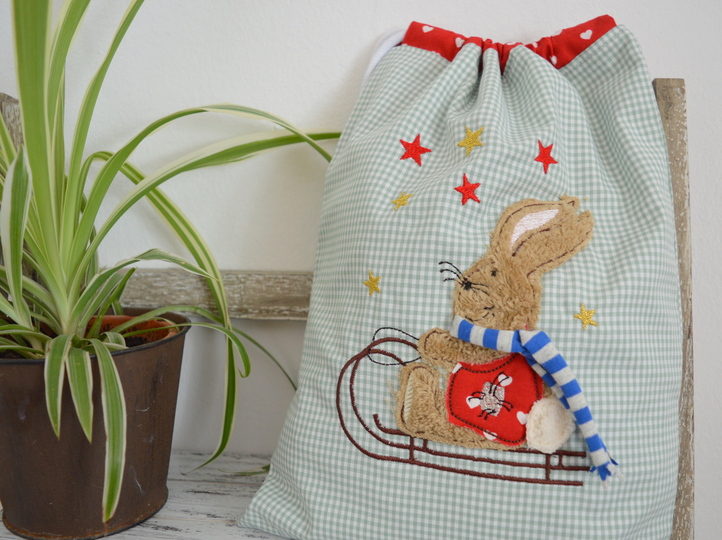 Stickdatei Hase auf Schlitten für den 13x18cm Rahmen