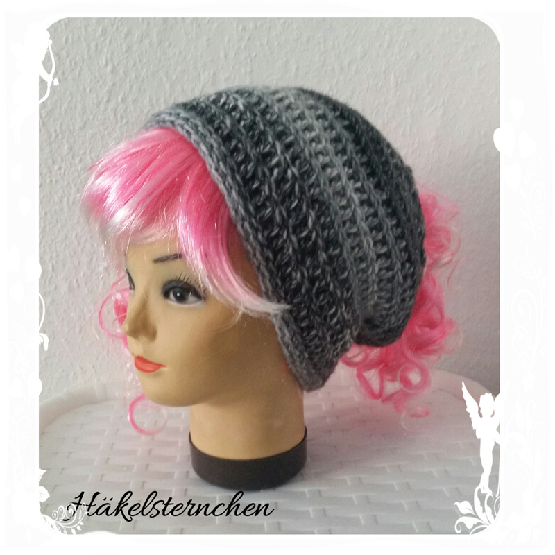 Graumelierte gehäkelte Long-Beanie auf Schaufensterpuppe mit pinker Perücke