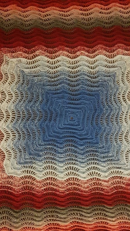 Quadratische gehäkelte Babydecke mit wellenförmigem Muschelmuster in Blau, Creme und Rot