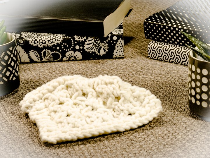 Strickanleitung Karo mit kleinen O-Zöpfen für deine Sofadecke