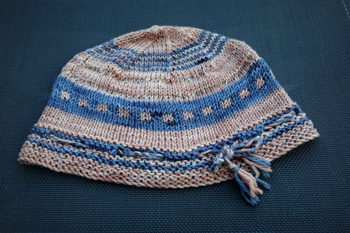 Gestrickte Kinder-Mütze blau-rosa mit Streifen und Zierknoten