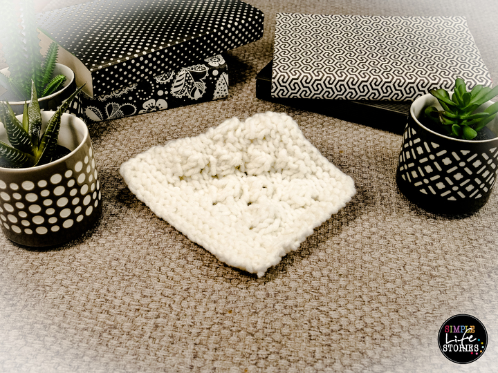 Strickanleitung Karo mit Blattmuster für deine Sofadecke