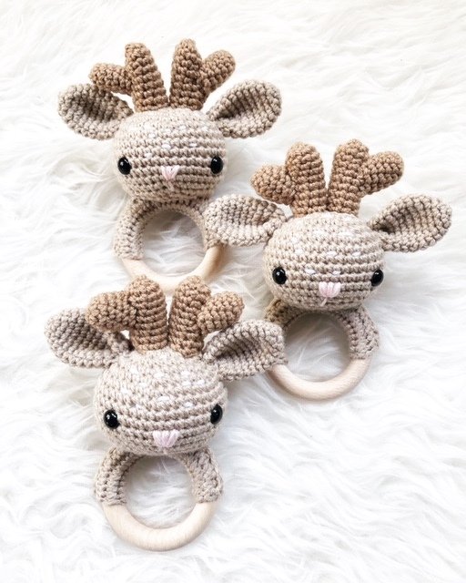 Drei gehäkelte Reh-Greifringe mit Holzringen in Beige auf weißem Hintergrund