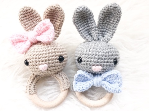 Häkelanleitung Babyrassel Hase"Gehopse"