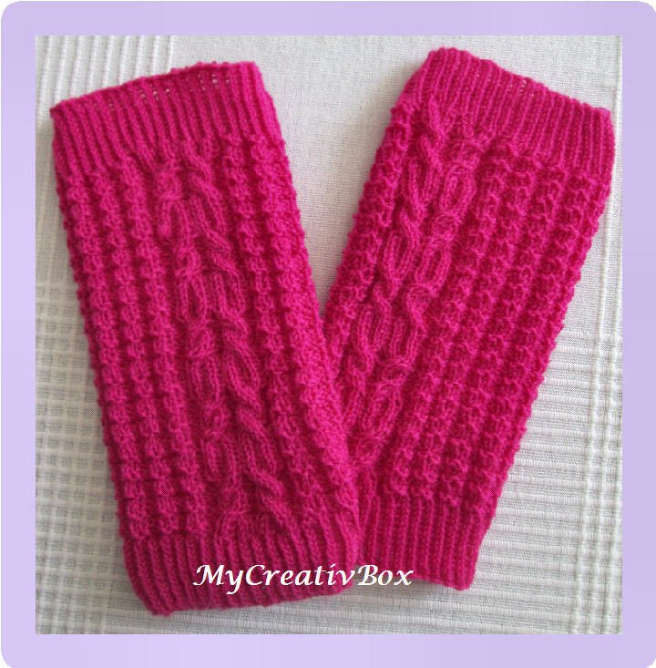 Pinke gestrickte Beinstulpen mit Zopfmuster und Rippbündchen