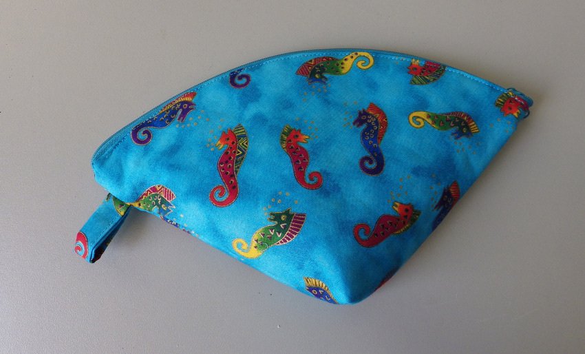 Türkisfarbenes Reißverschluss-Etui mit bunten Seepferdchen