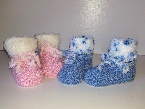 Strickanleitung Babyschuhe mit Plüschrand in 2 Größen ohne Nadelspiel