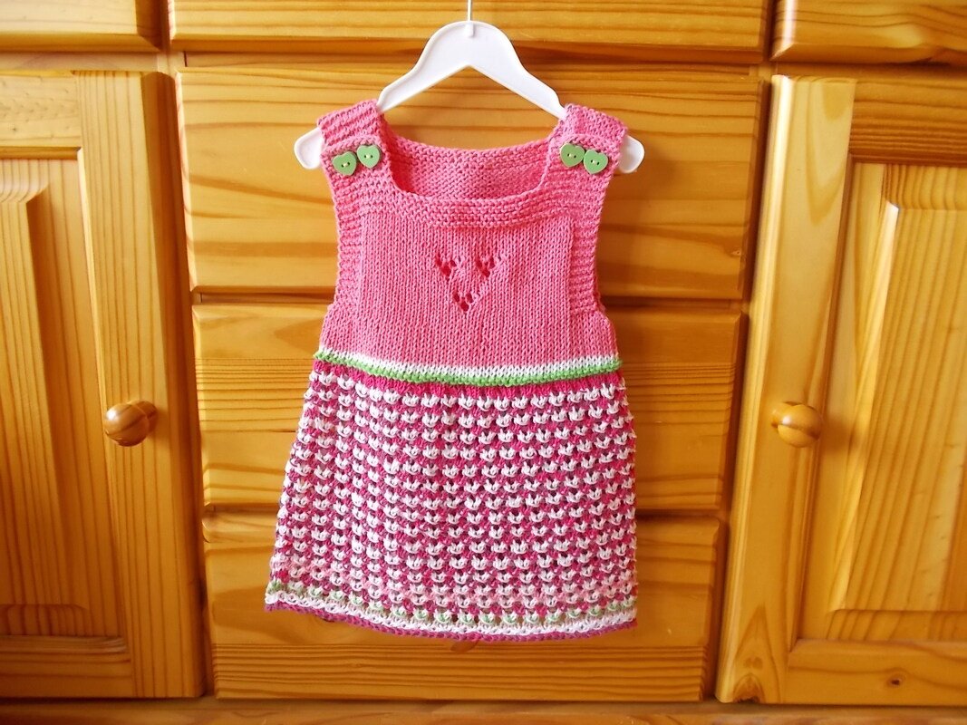 Baby-Trägerkleid mit Lochmuster - Strickanleitung - Bild 4
