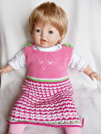 Baby-Trägerkleid mit Lochmuster - Strickanleitung