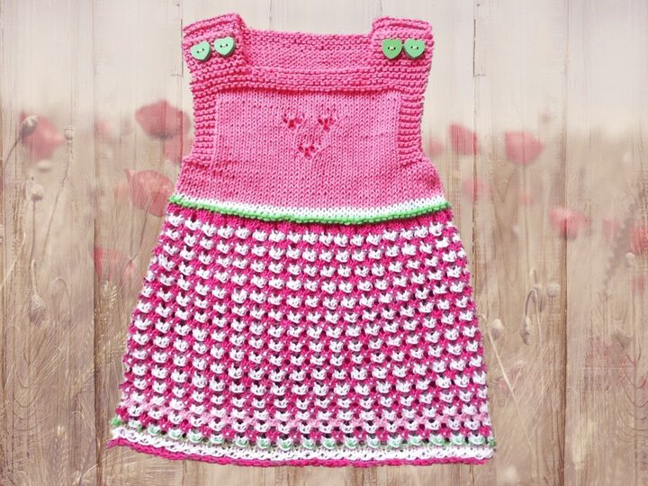 Baby-Trägerkleid mit Lochmuster - Strickanleitung