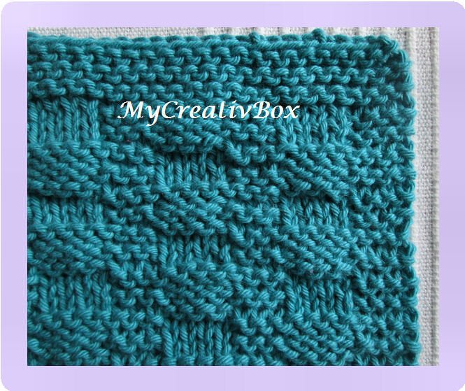 Quadratischer tcrkiser, gestrickter Topflappen mit Zopfmuster und Strukturstreifen