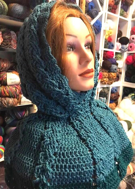 Kapuzenloop/ Scoodie  "Lizzy"  mit 9 gehäkelten Zöpfen - Bild 2