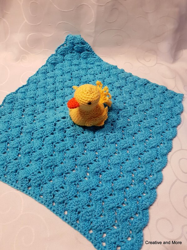 Gehäkeltes blaues Schmusetuch mit kleinem gelben Entchen