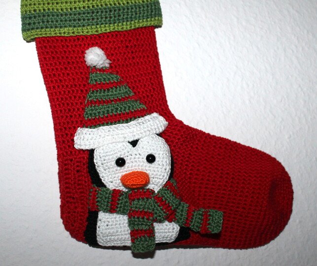 Weihnachtssocke mit Pinguin häkeln – zum Aufhängen und Befüllen