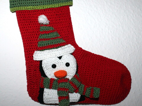 Weihnachtssocke mit Pinguin häkeln – zum Aufhängen und Befüllen (DE & EN)