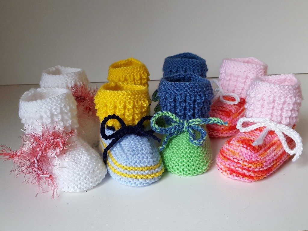 Strickanleitung Babyschuhe in 2 Größen, mit 2 Nadeln gestrickt