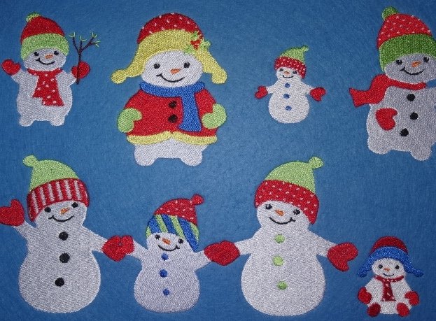 Gestickte Schneemänner mit bunten Mützen, Schals und Handschuhen auf blauem Stoff