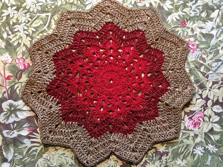 Helmi’s festive star-doily