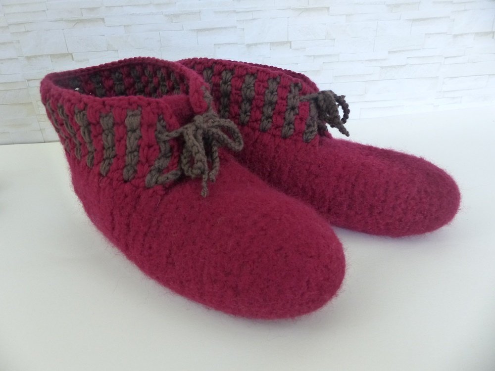 Paar gefilzter, gehäkelter Hausschuhe in Beerenton mit braun-grauem Bündchen