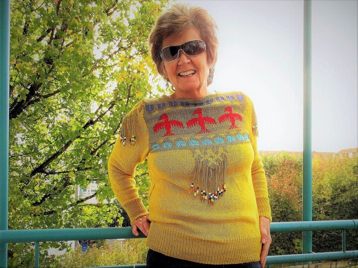 Strickanleitung: Damenpullover mit Ethnomuster und Fransen, Größen 36 - 44