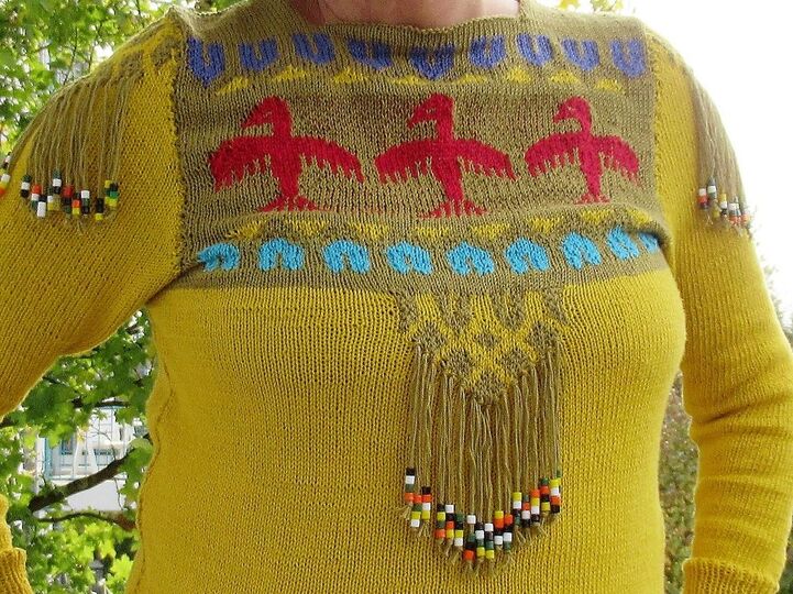 Strickanleitung: Damenpullover mit Ethnomuster und Fransen, Größen 36 - 44