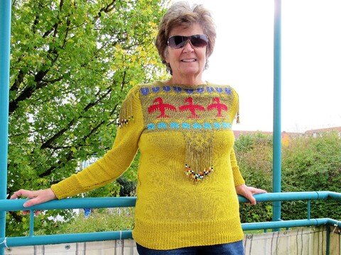 Strickanleitung: Damenpullover mit Ethnomuster und Fransen, Größen 36 - 44